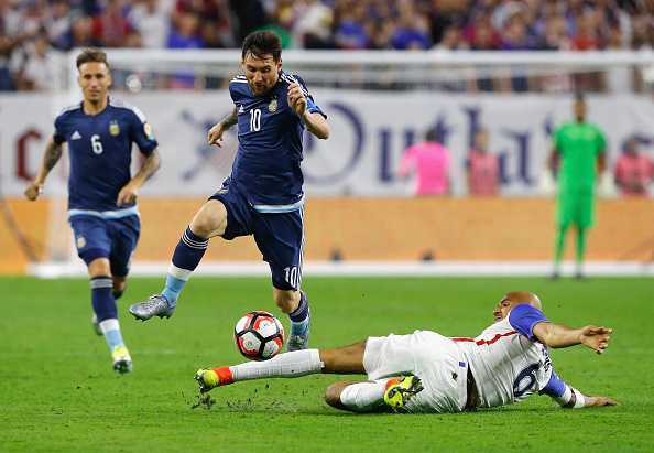 Messi lập siêu phẩm, Argentina đè bẹp chủ nhà Mỹ