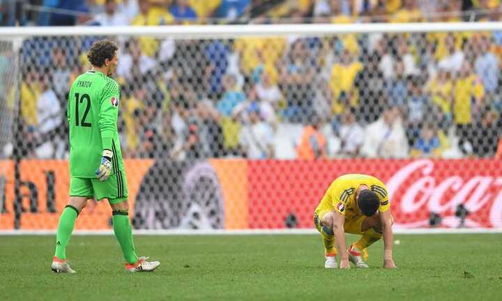 Ba Lan tiễn Ukraine về nước với 2 bàn tay trắng