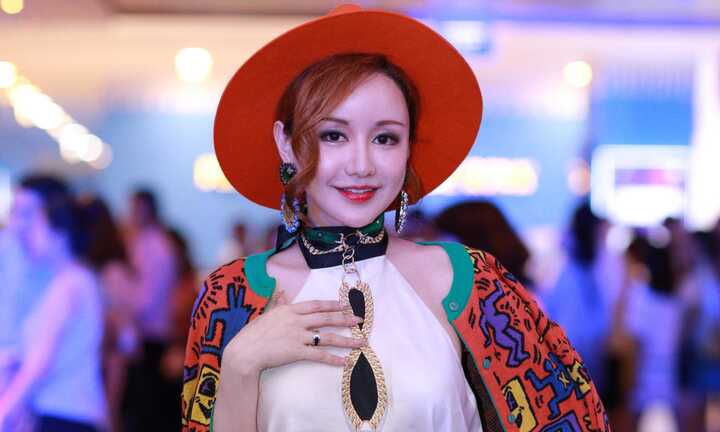 MC Việt Nga tái xuất, khoe phong cách thời trang bớt 'quái dị'