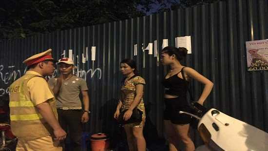 Quái xế 9X chở 'gái dịch vụ' bằng xe biển giả