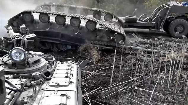 Rú ga leo dốc, xe tăng Ukraine ngã 'chổng vó' bên đường