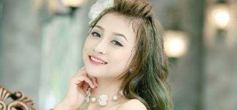 DJ Hà thành lộng lẫy trong trang phục cô dâu đầy quyến rũ