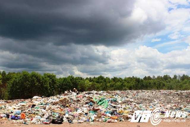 Rác 'ngập mặt', ruồi tung hoành, dân ở Quảng Bình đến ăn cưới cũng không dám đi