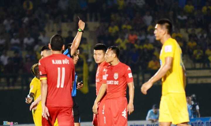 Trọng Hoàng đạp người ác ý, nhận thẻ đỏ