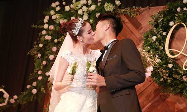 Kỳ Hân nghẹn ngào hạnh phúc khi bạn bè thân thiết đều có mặt