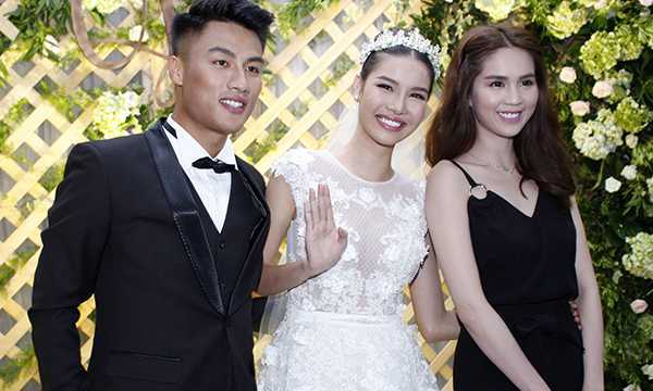 Ngọc Trinh đội mưa, diện 'cây' đen đến chúc mừng Kỳ Hân