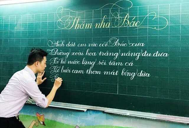 Thầy giáo điển trai có tài viết chữ đẹp như in