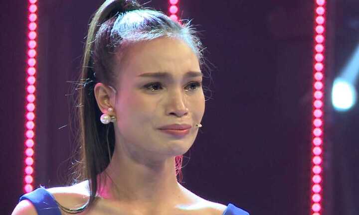 Thí sinh dân tộc bật khóc nức nở bị chất vấn về dự án Người đẹp Nhân ái