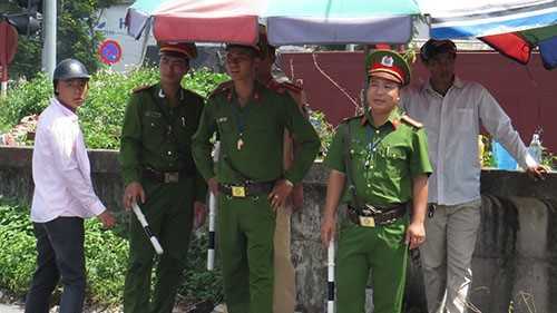 'Cò' thi hành công vụ cùng CSGT: Căng mình qua 'bẫy' cầu phao Niệm ở Hải Phòng