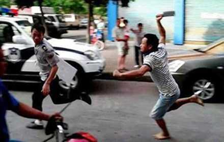 Công an bị 6 đối tượng chặn đường chém trọng thương