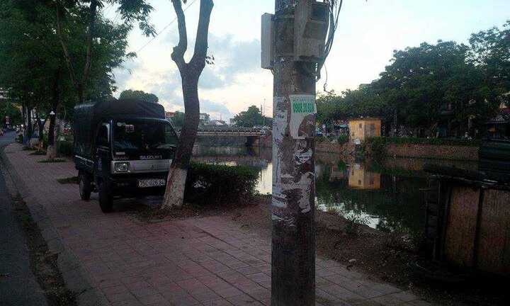 Đi bộ trên vỉa hè lúc trời mưa, cô gái bị điện giật chết