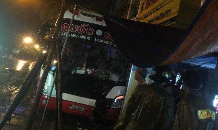 Cố tình đi vào đường cấm, xe khách đâm sập nhà dân