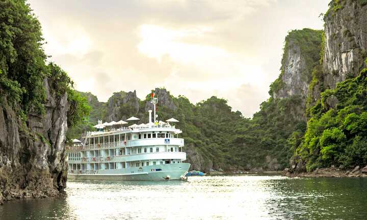 Chiêm ngưỡng du thuyền triệu đô trên vịnh Hạ Long