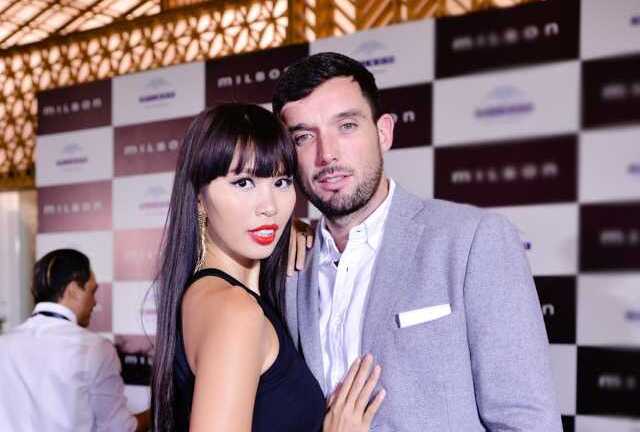 Hà Anh tình tứ bên hôn phu trên thảm đỏ