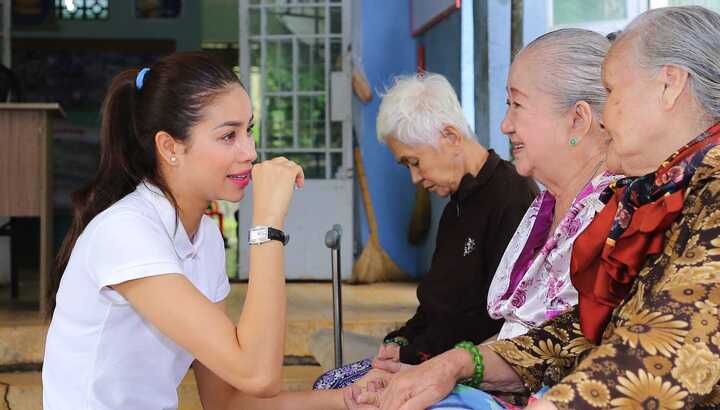 Hoa hậu Phạm Hương rơi lệ khi được tiền bối dạy dỗ