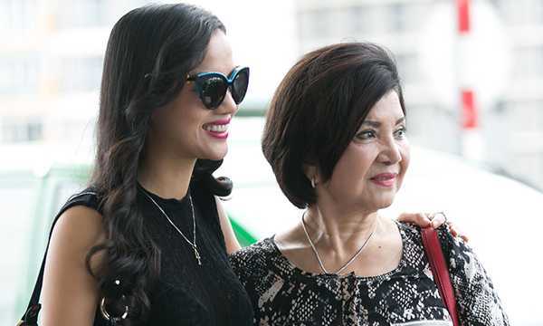 Bebe Phạm thân thiết bên mẹ chồng tại sân bay