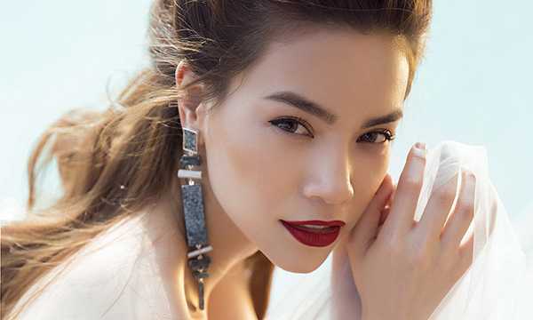 Hồ Ngọc Hà váy ren đắp hoa xuyên thấu khoe hình thể nóng bỏng