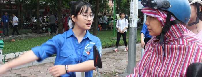 Nữ sinh xinh xắn 'đội mưa' đăng ký dự thi THPT quốc gia 2016