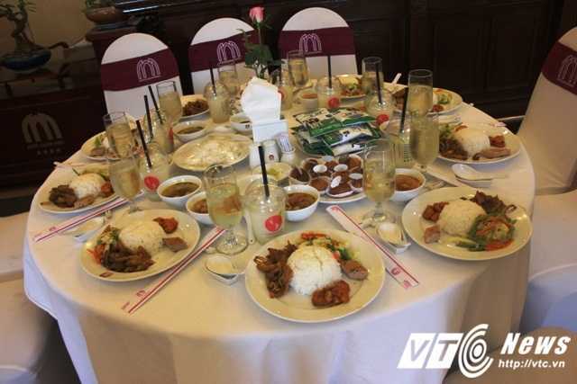 Cơm miễn phí 'sang chảnh' cho sĩ tử ở khách sạn 4 sao