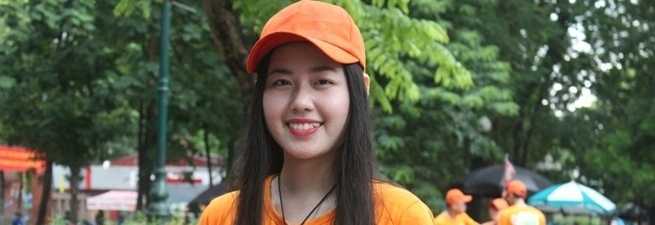 Nữ sinh xinh đẹp nhặt rác sau mỗi buổi thi