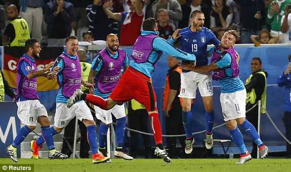 Bonucci gỡ hòa cho Italia từ chấm phạt đền