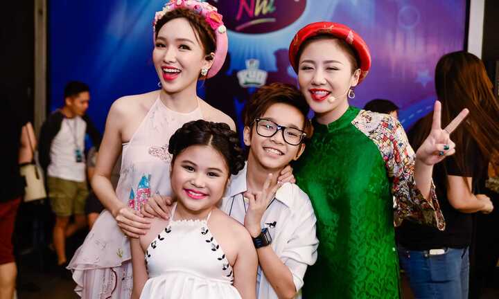 MC Cao Thanh Thảo My gợi cảm với đầm yếm cách điệu, đọ sắc Văn Mai Hương