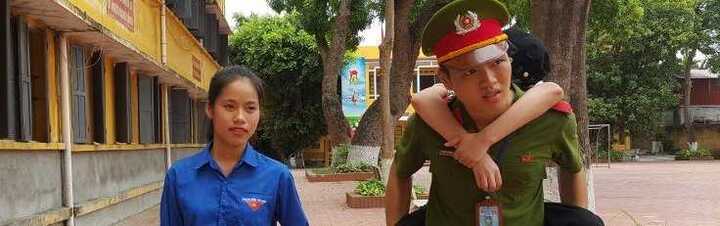 Nam sinh cảnh sát điển trai 3 ngày cõng thí sinh gãy chân vào phòng thi