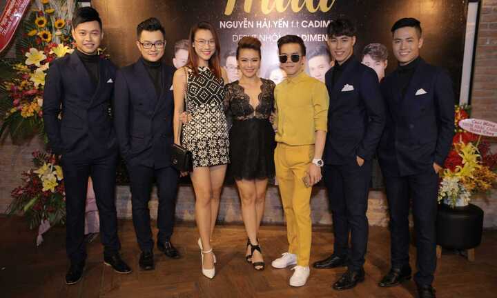 Á hậu Hoàng Oanh khoe chân thon dài, đến mừng Hải Yến và 'học trò'