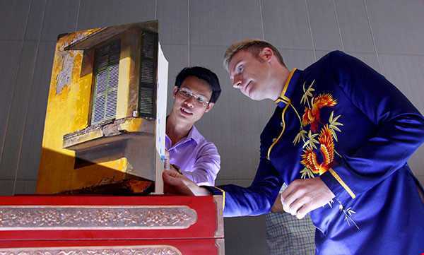 Cuốn từ điển đặc biệt gửi tặng thư viện Hà Nội