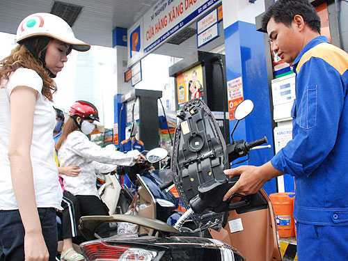 Giá xăng giảm 200 đồng lít từ 15h chiều nay