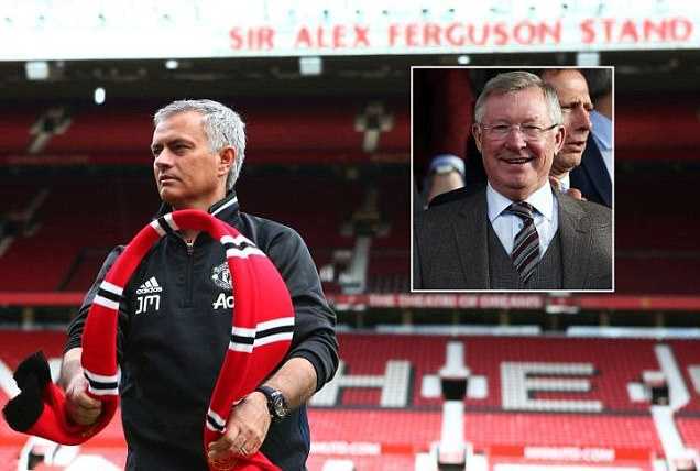Mourinho ngầm khẳng định được Sir Alex Ferguson che chở, không quên mỉa mai Wenger