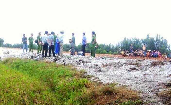 Bé gái 14 tuổi bị ba thanh niên hãm hiếp trên bờ đê