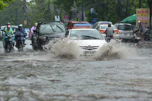 Miền Bắc tiếp tục hứng mưa dữ dội