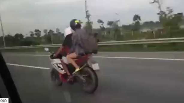 Video: Cặp đôi đi xe phân khối lớn phóng vun vút trên đường cấm