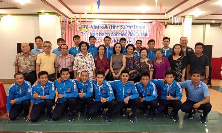 Kiều bào Việt Nam nồng hậu tiếp đón đội futsal Sanna Khánh Hòa