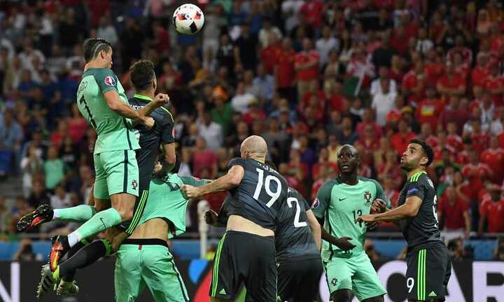 Ronaldo bật cao đánh đầu tung lưới Xứ Wales