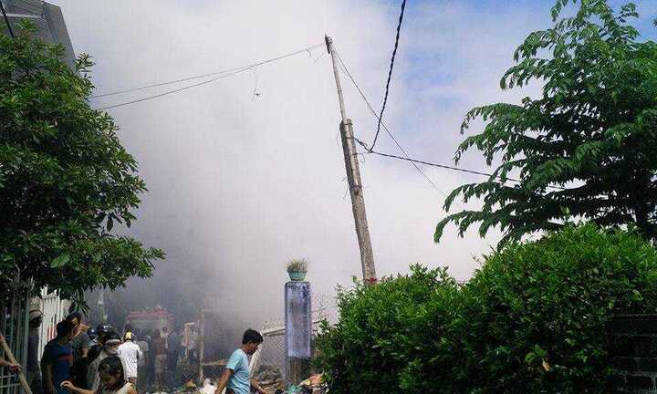 Bà hỏa thiêu rụi kho phế liệu, nhiều người hoảng loạn tháo chạy