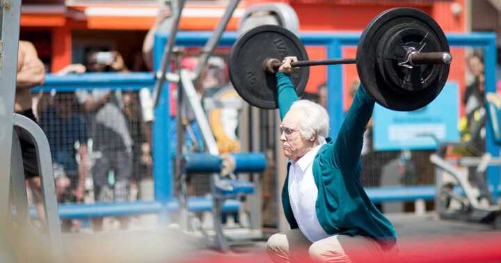 'Cụ ông 84 tuổi' nâng tạ gần 250kg khiến trai trẻ kinh ngạc