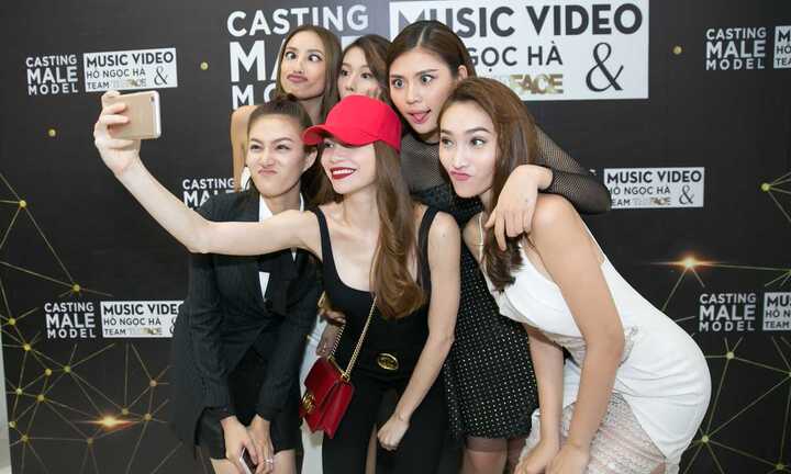 Hồ Ngọc Hà và học trò háo hức chọn trai đẹp