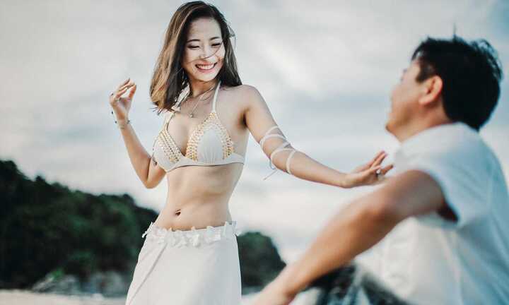 Ảnh cưới lãng mạn của cặp đôi múa bụng, đánh trống trên bãi biển