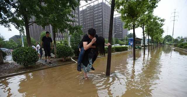 Cô gái cõng bạn trai qua đường lụt gây 'bão' mạng xã hội
