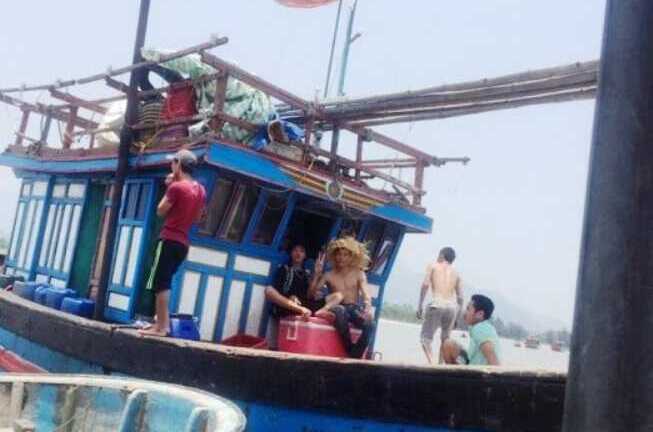 Tàu cá Quảng Bình bị tàu Philippines đâm chìm: Mẹ khóc ngất chờ tin con