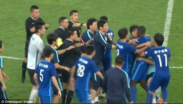 Ramires nổi điên, tính lao vào đấm trọng tài Trung Quốc