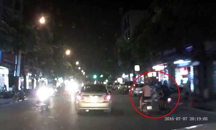 Cướp áp sát, giật túi xách 2 cô gái đi xe máy ở Hà Nội