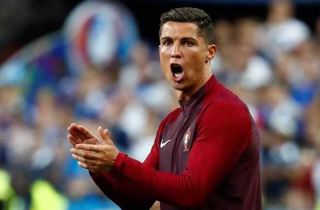 Loạt biểu cảm đáng yêu của Ronaldo khi tiếp lửa cho đồng đội, chỉ đạo như HLV