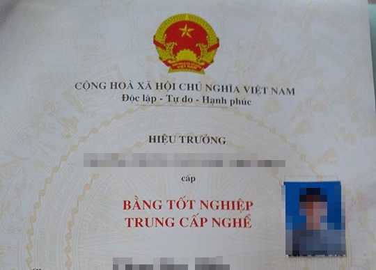 Lộ diện người đứng sau đường dây làm bằng trung cấp giả giá 7 triệu đồng