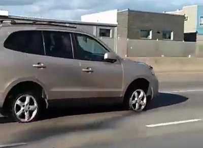 Xịt lốp, ôtô chạy bằng vành lao vun vút trên phố