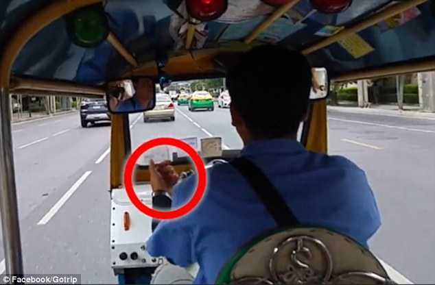 Du khách bị cướp túi xách sau khi tài xế ra 'ám hiệu lạ'