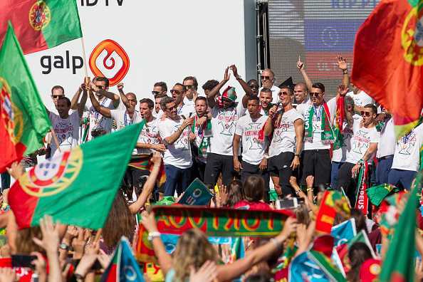 Xem Ronaldo trổ tài hát hò trong lễ ăn mừng vô địch Euro 2016