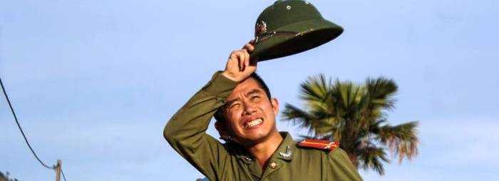 Sinh viên Học viện An ninh giúp dân nạo vét kênh mương giữa trời nắng nóng